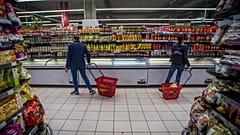 Vásárlók egy budapesti üzletben