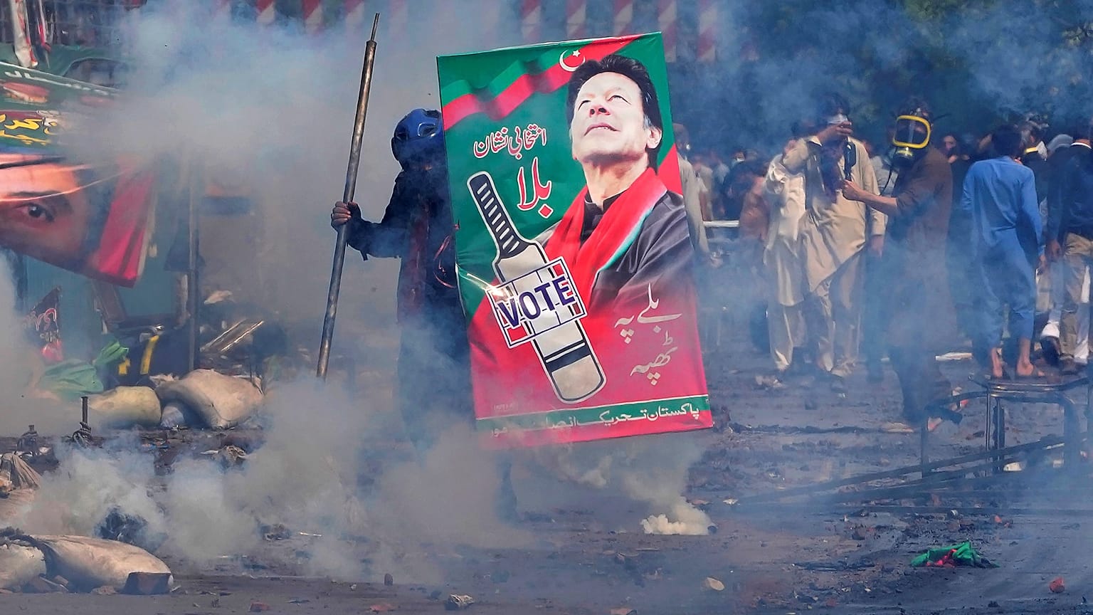 لافتة تحمل صورة عمران خان في مظاهرة لمناصريه