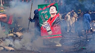 لافتة تحمل صورة عمران خان في مظاهرة لمناصريه