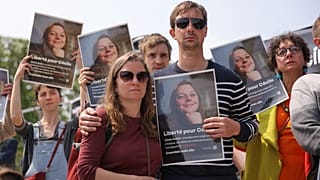 Des dizaines de proches de Cécile Kohler et Jacques Paris, deux Français détenus en Iran, se sont rassemblés au pied de la tour Eiffel, dimanche.