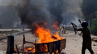 Des partisans de l'ex Premier ministre pakistanais Imran Khan bloquent une route pour protester contre l'arrestation de leur leader (Peshawar, 10/05/2023)