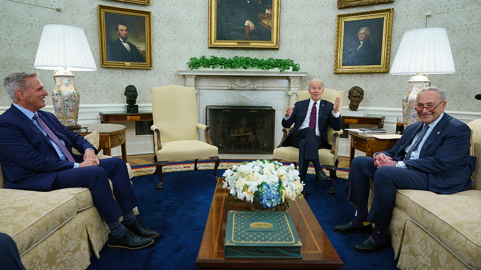 ABD Başkanı Joe Biden, Oval Ofis'te Temsilciler Meclisi Başkanı Kevin McCarthy ve Senatör Chuck Schumer'ı kabul etti