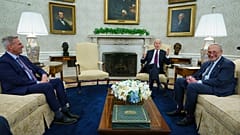 ABD Başkanı Joe Biden, Oval Ofis'te Temsilciler Meclisi Başkanı Kevin McCarthy ve Senatör Chuck Schumer'ı kabul etti