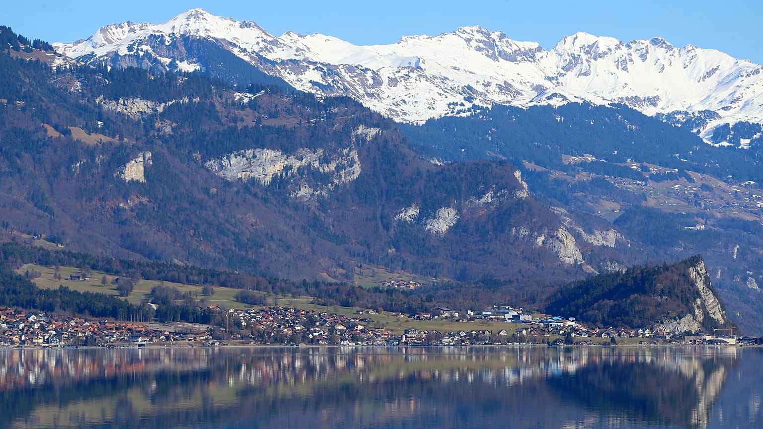Brienz Gölü'nden geneli bir görüntü
