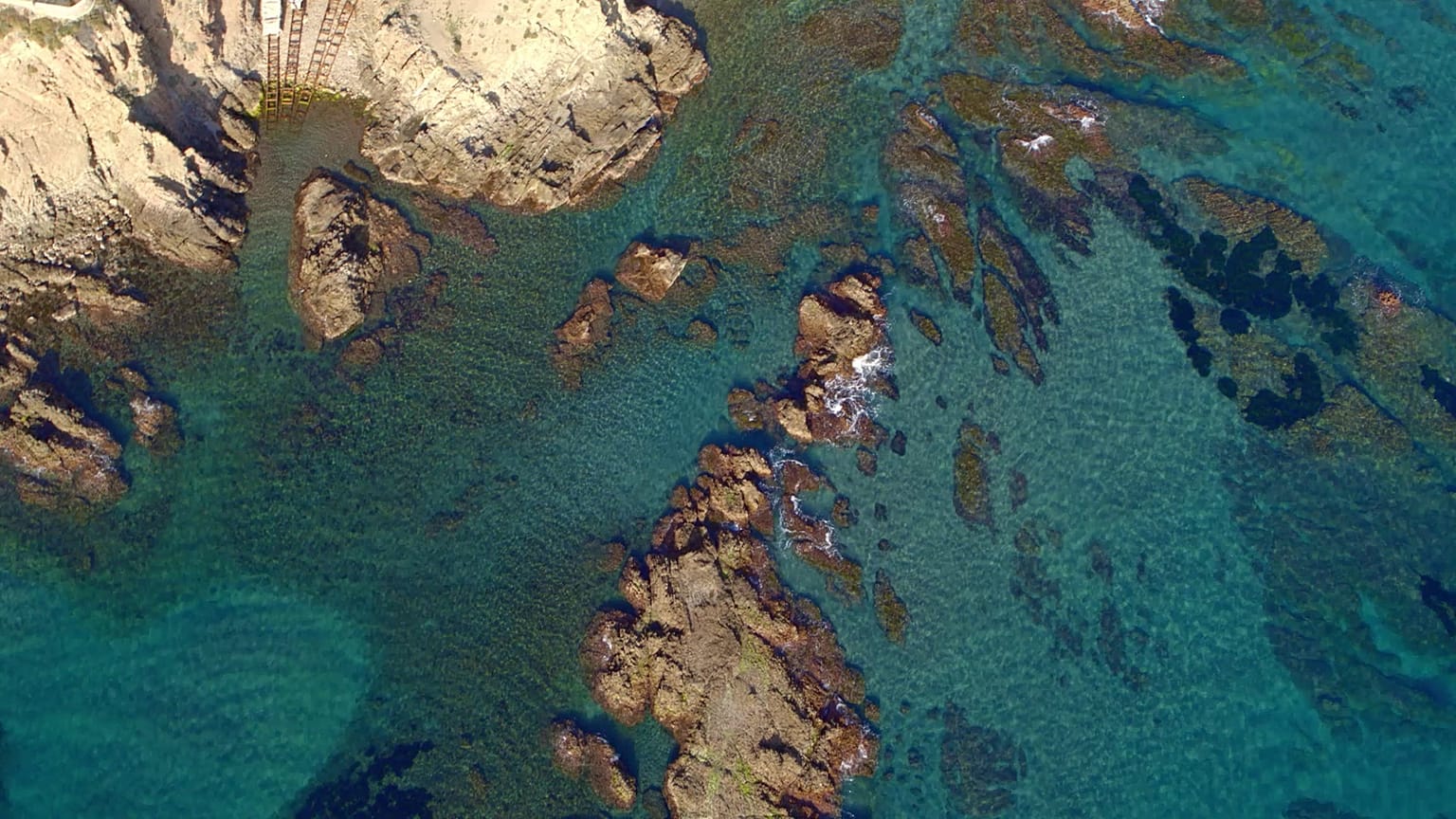 Una vista cenital del mar