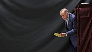 Recep Tayyip Erdoğan oy kullanırken