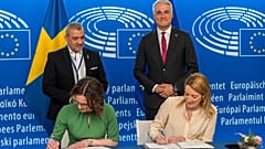 Ο Λουκάς Φουρλάς στην τελετή υπογραφής 