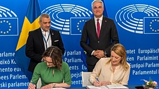 Ο Λουκάς Φουρλάς στην τελετή υπογραφής 