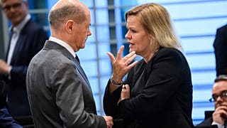 Scholz und Innenministerin Faeser auf dem Flüchtlingsgipfel, bei dem es am späten Mittwochabend eine Einigung gab.