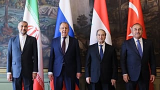وزير الخارجية الروسي سيرغي لافروف مع نظرائه التركي مولود جاويش أوغلو والسوري فيصل المقداد والإيراني حسين أمير عبد اللهيان 