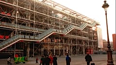 Das Inside-Out-Gebäude wurde bei seinem Bau und Einweihung 1977 viel kritisiert.