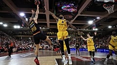 Ο Μάικ Τζέιμς σε προσπάθειά του στον πέμπτο αγώνα με τη Μακάμπι