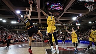 Ο Μάικ Τζέιμς σε προσπάθειά του στον πέμπτο αγώνα με τη Μακάμπι