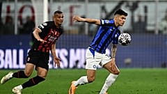Pierre Kalulu (AC Mailand) verfolgt den ballführenden Joaquin Correa (Inter Mailand).