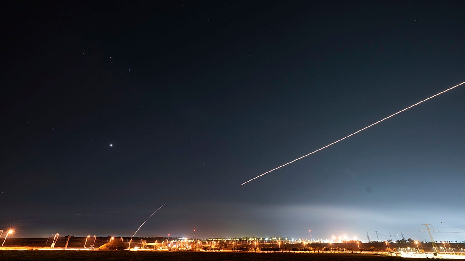 Iron Dome tente d'intercepter une roquette tirée de la bande de Gaza