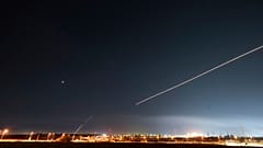 Das israelische System "Iron Dome" feuert eine Abfangrakete ab, um ein Geschoss aus dem Gazastreifen unschädlich zu machen.