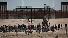 Migranten lagern an der mexikanisch-amerikanischen Grenze