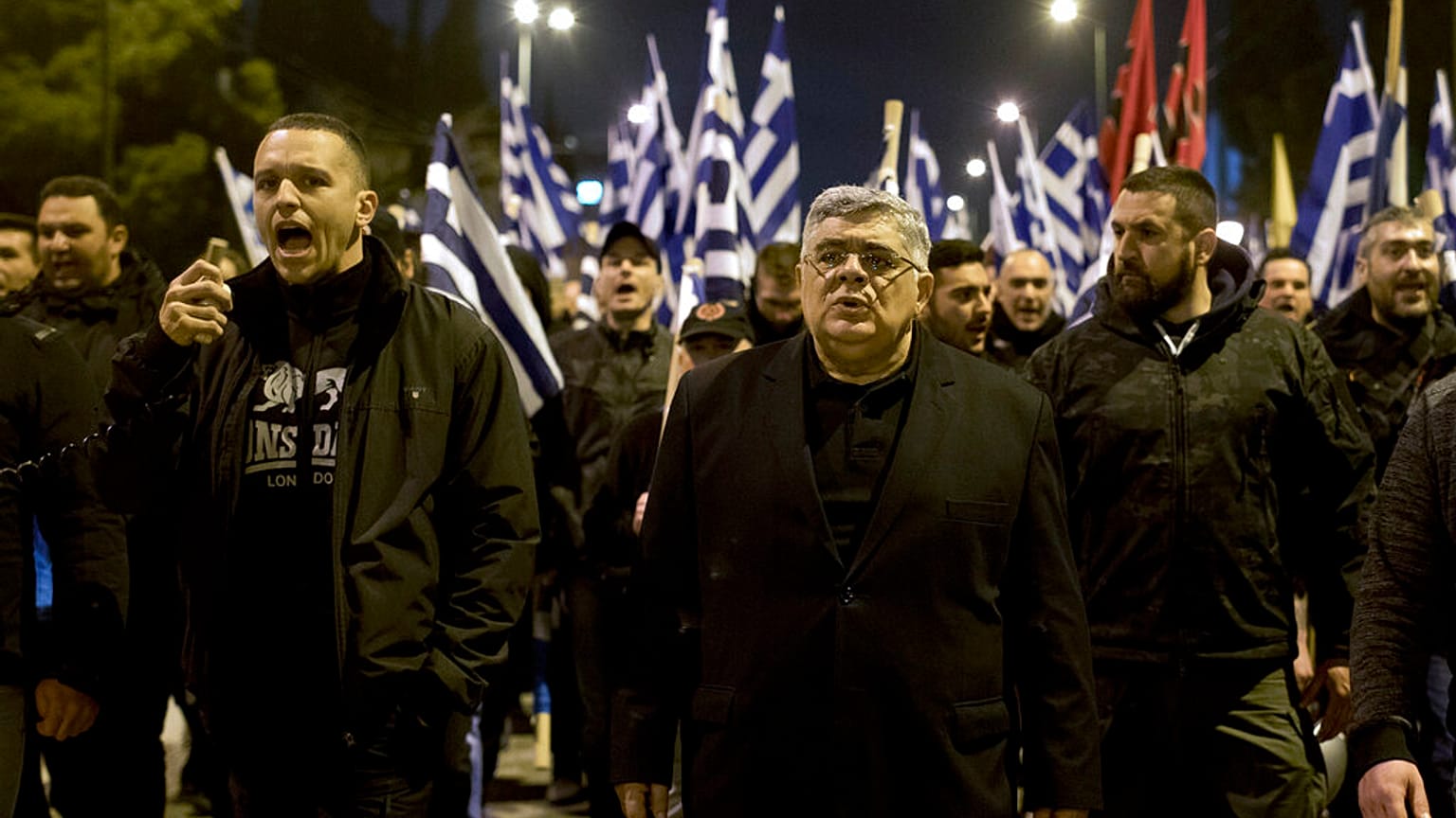  Ilias Kasidiaris (izq) y Nikolaos Mijaloliakos, antiguo líder de Amanecer Dorado, durante una manifestación de la organización terrorista neonazi 