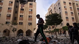 آثار دمار الغارة التي نفذتها إسرائيل الخميس 