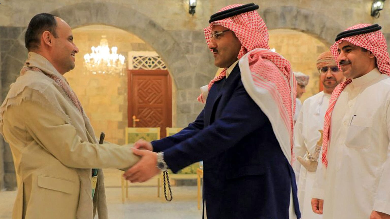 مهدي المشاط مستقبلا السفير السعودي في اليمن آل جابر في نيسان/أبريل الماضي 