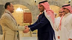 مهدي المشاط مستقبلا السفير السعودي في اليمن آل جابر في نيسان/أبريل الماضي 