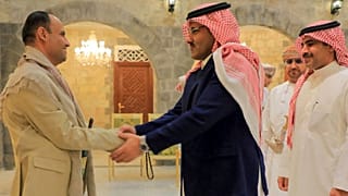 مهدي المشاط مستقبلا السفير السعودي في اليمن آل جابر في نيسان/أبريل الماضي