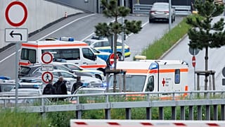 El fuerte dispositivo de seguridad entorno a la fábrica Mercedes-Benz en Sindelfingen
