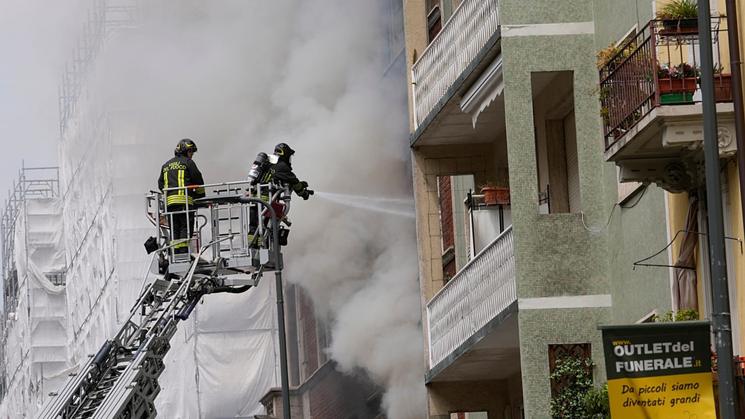 Les pompiers de Milan en intervention après l'explosion