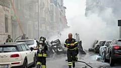 Спасатели тушат пожар на месте взрыва. Милан, Италия. 11 мая 2023
