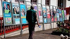 Ein Mann geht an Wahlkampfplakaten für die Europawahlen in Hendaye im Südwesten Frankreichs vorbei, 22. Mai 2019