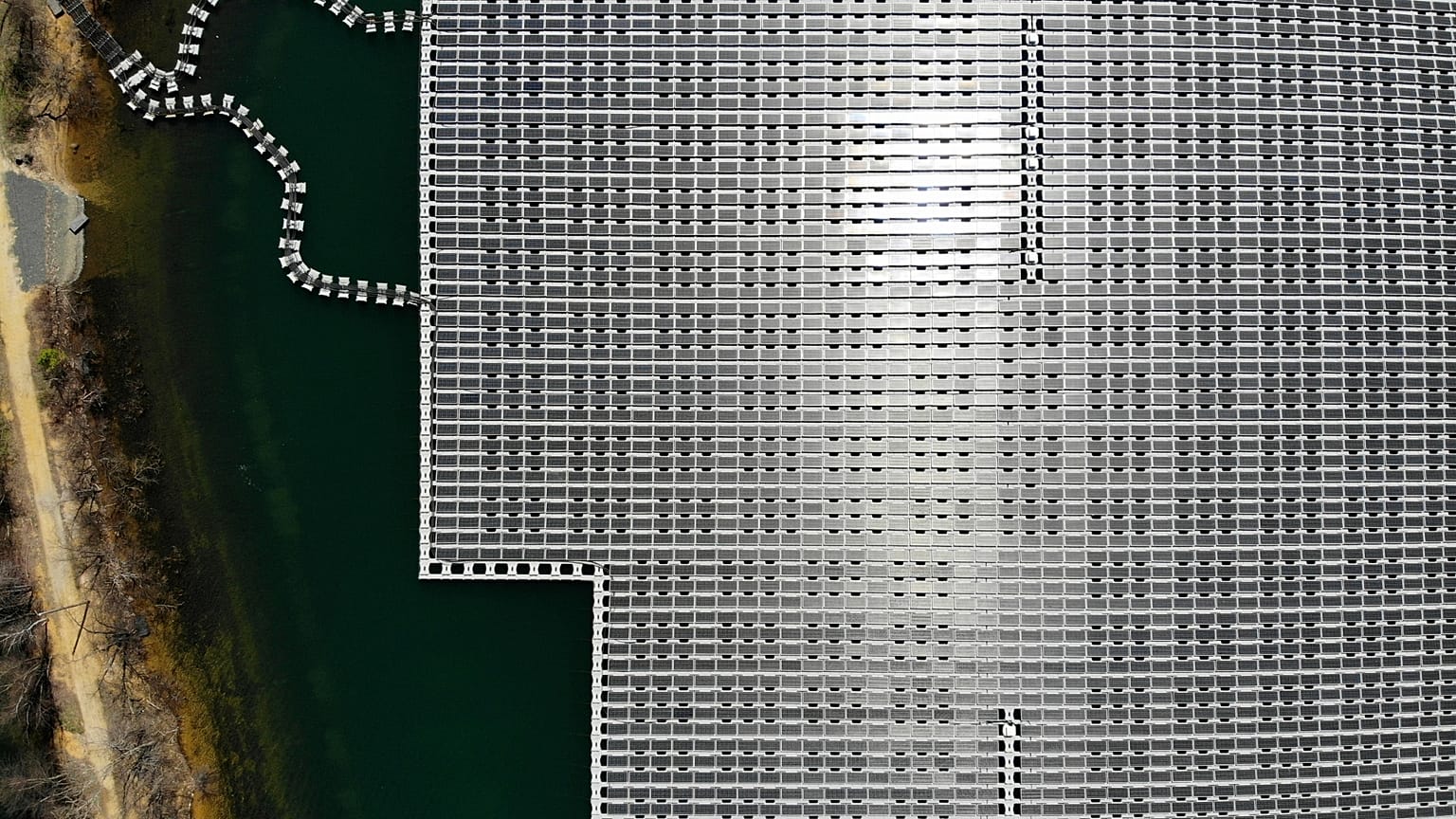 An array of solar panels float on top of a water storage pond in Sayreville, New Jersey in the US. 