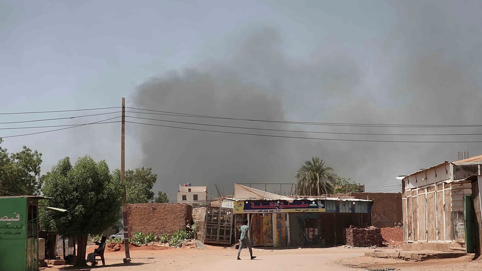 الدخان نتيجة القصف في السودان