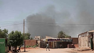 الدخان نتيجة القصف في السودان