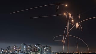 Израильская система ПВО "Железный купол" перехватывает ракеты, запущенные из сектора Газа, в Ашкелоне на юге Израиля.  11 мая 2023 г. 