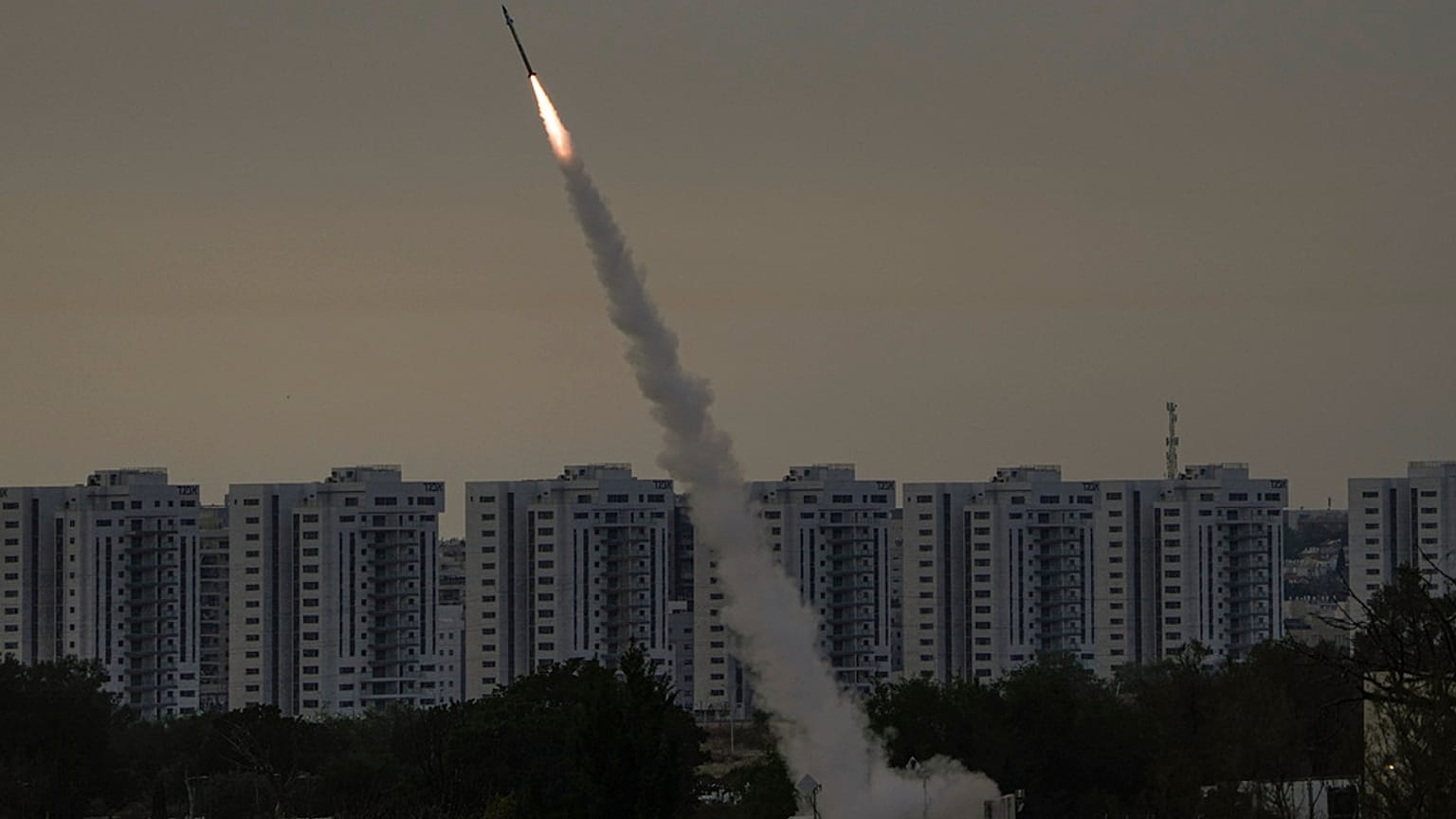 Viele Raketen werden von Israels IRON DOME abgefangen