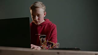 La ciberdelincuencia no conoce edades, y los niños siempre empujan los límites. 