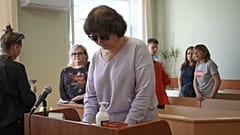 Reumütig zeigt sich die 60-Jährige vor Gericht