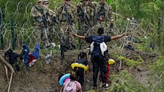 Migrantes ante guardias fronterizos en la orilla del río Grande, visto desde Matamoros, México. 11/05/2023