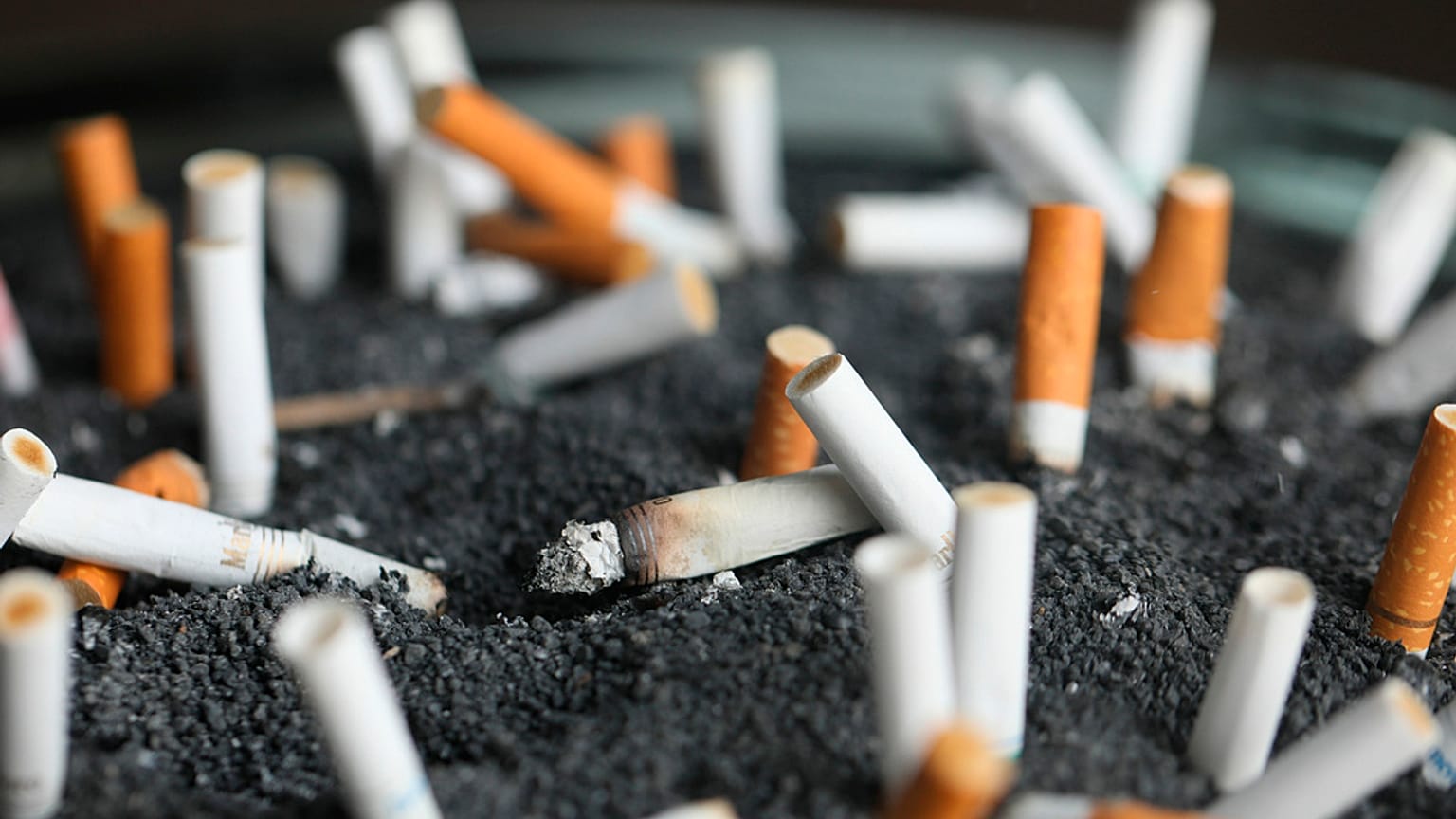 Eldobott cigarettacsikkek