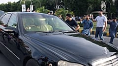 أناس يحيطون بسيارة تقل رئيس الوزراء الباكستاني السابق عمران خان في إسلام أباد. 2023/05/11