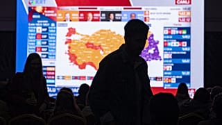 Des militants du CHP suivent les résultats à la télévision, le 14 mai 2023, à Istanbul (Turquie). 