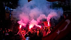 Simpatizantes del presidente Recep Tayyip Erdogan animan frente a la sede del AKP (Partido de la Justicia y el Desarrollo) en Estambul, Turquía.