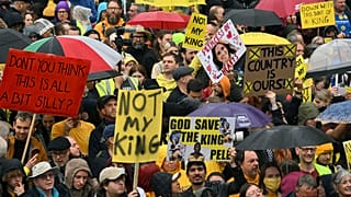 Résztvevők a monarchiát ellenző brit csoport, a Republic tüntetésén Londonban 2023. május 6-án, III. Károly brit király koronázásának napján – képünk illusztráció
