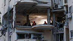 Polícia e peritos examinam os estragos provocados por um róquete disparado de Gaza contra a cidade de Rehovot