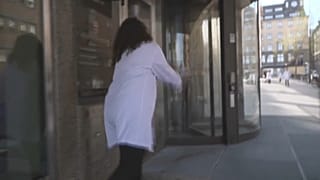 Egy klímaaktivista festéket önt a svéd pénzügyminisztérium épületének bejáratára.  