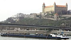 A szlovák parlament épülete Pozsonyban a Duna melletti dombon, a Vártól balra.