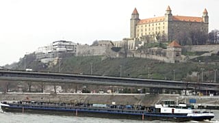 A szlovák parlament épülete Pozsonyban a Duna melletti dombon, a Vártól balra.