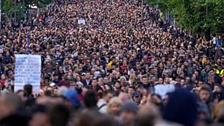 Tüntető tömeg Belgrádban 2023. május 12-én