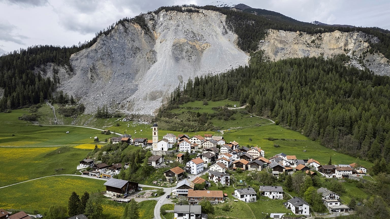 Brienz, a háttérben a mozgásban lévő heggyel