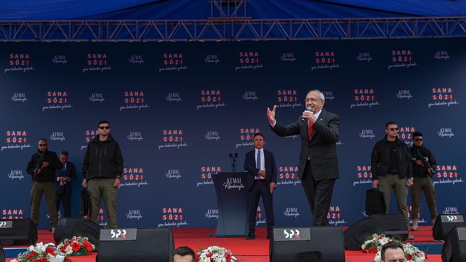 Uzun namlulu silah taşıyan resmi koruma polisleri ve sivil koruma görevlileri de Kılıçdaroğlu'nun hemen arkasında bekledi